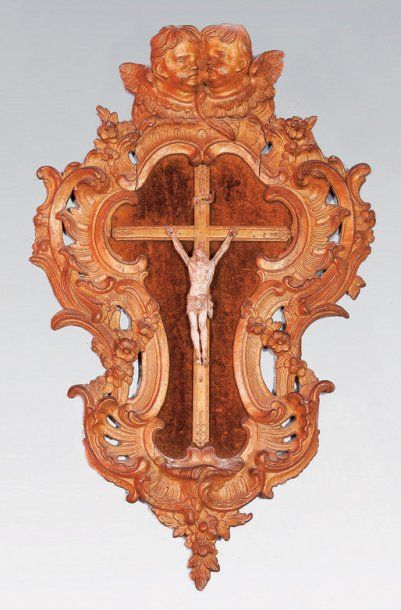 null CRUCIFIX en ivoire, dans un cadre en bois doré et sculpté. Epoque Louis XV 91x56...