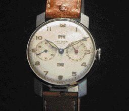 UNIVERSAL GENEVE Triple quantième n°1158726 vers 1945. Montre bracelet ronde en acier,...