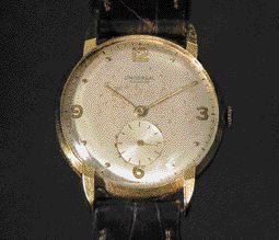 UNIVERSAL GENEVE N°1108142 vers 1945. Montre bracelet en or, boîtier rond, anses...