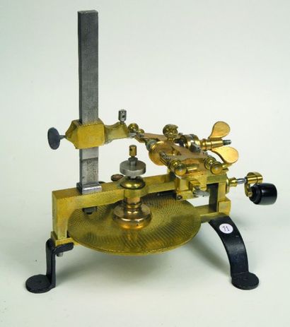 null MACHINE À FENDRE ET À TAILLER LES ROUES, XIXe siècle. Machine en acier et laiton,...