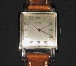UNIVERSAL GENEVE N°20605 vers 1945. Montre bracelet carrée en acier avec attaches...