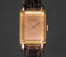 UNIVERSAL GENEVE HERMES N°24968 vers 1930. Montre bracelet rectangle en or avec tiges...