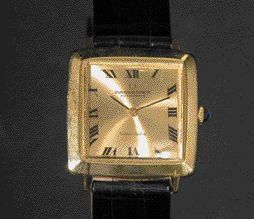 UNIVERSAL GENEVE Golden Shadow vers 1975. Montre bracelet carrée automatique en or....