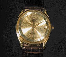 UNIVERSAL GENEVE Polerouter date vers 1965. Montre bracelet automatique en or, boîtier...