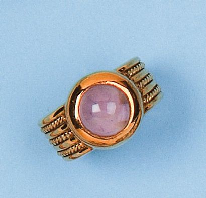 null Bague jonc en or jaune ornée d'un cabochon d'améthyste. P. 11,5g.