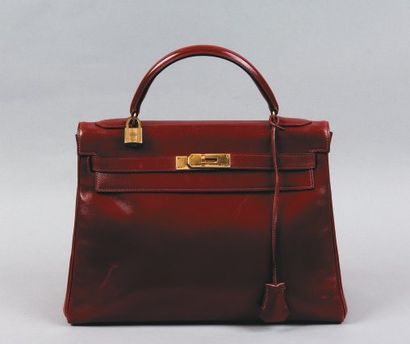 HERMÈS Paris made in France Sac « Kelly « 32 cm en box bordeaux, fermoir plaqué or,...