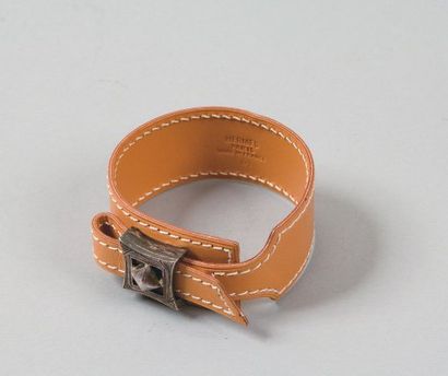 HERMES Paris Ensemble comprenant un bracelet manchette en cuir naturel orné d?un...