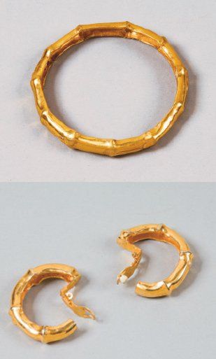 HERMES Paris Parure en métal doré comprenant un bracelet jonc et des demi-créoles...
