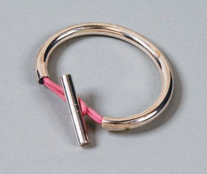 HERMES Paris Bracelet jonc en argent fermoir bâton passant dans une cordelière r...