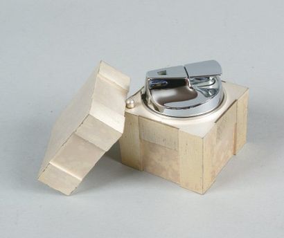 HERMES Paris Briquet de table enchassé dans un cube en métal argenté brossé figurant...