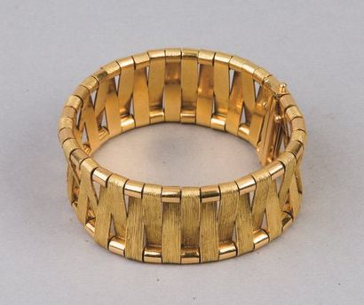 HERMES Paris Bracelet en or jaune amati figurant des rubans. Poids : 98 g enviro...