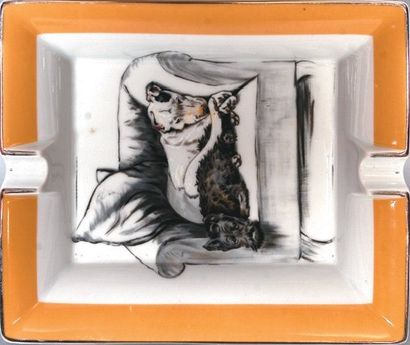 HERMES Paris Cendrier en porcelaine de Limoges à décor de deux chiens dans un fauteuil,...