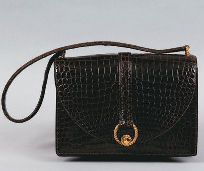 HERMES Paris Sac en crocodile marron, attaches et fermoir plaquées or sur rabat,...