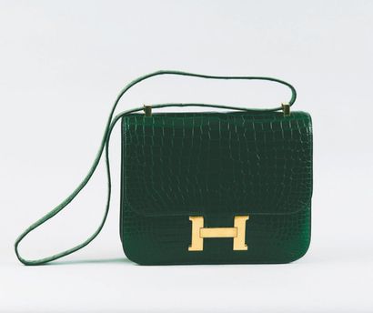 HERMÈS Paris made in France Magnifique grand sac «Constance» en crocodile vert, fermoir...