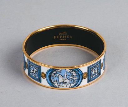 HERMES Paris Bracelet jonc en métal doré émaillé à décor de cavaliers sur un fond...