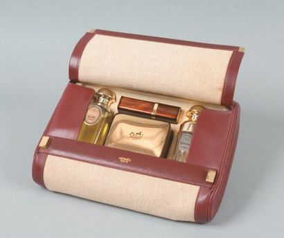 HERMÈS Paris, circa 1955/1960 Trousse de toilette en toile beige et box bordeaux,...