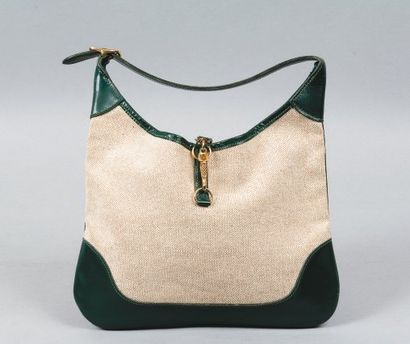 HERMES Paris. Mini sac «Trim» en toile beige et cuir vert sapin, fermoir mousqueton,...