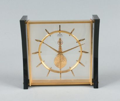 HERMÈS Paris circa 1960 Pendulette de bureau de forme carrée en bronze doré enchassé...