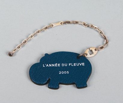 HERMES Paris Porte-clefs hippopotame en cuir gréné bleu avec inscriptions «l?année...
