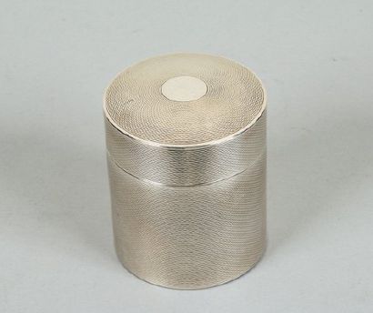 HERMES Paris Boîte de forme cylindrique en argent guilloché couverte.