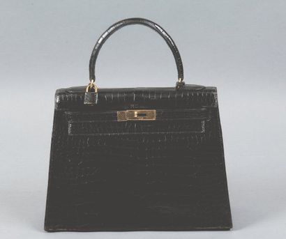 HERMES Paris Sac «Kelly» 29 cm en crocodile noir, fermoir attaches plaquées or, rabat...