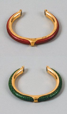 HERMES Paris Lot de deux bracelets jonc ouverts en métal doré serti de cuir rouge,...