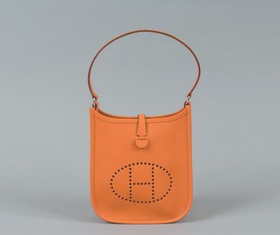 HERMÈS Paris made in France Mini sac «Evelyne» en cuir courchevel orange, devant...