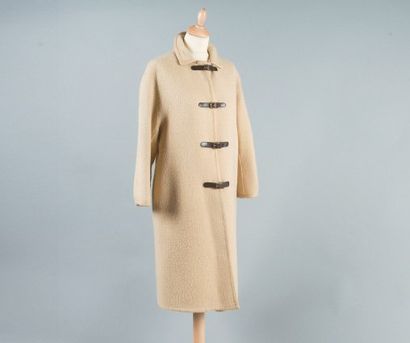 HERMES Paris Manteau en lainage beige gansé d'un galon laineux à la couleur, petit...