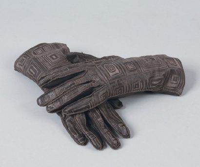 HERMES Paris Paire de gants en cuir agneau marron, dessus à motifs géométriques (petites...