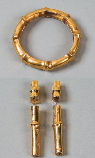 HERMES Paris Parrure en métal doré comprenant un bracelet jonc et des pendants d'oreilles...