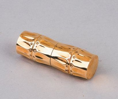 HERMES Paris Tube à rouge à lèvre en or jaune figurant un morceau de bambou.