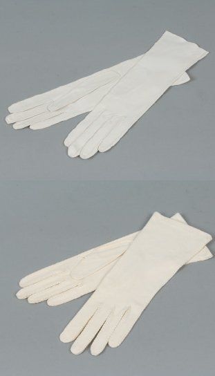 HERMÈS Paris made in France Lot de deux paires de gants écrus (T7), l'un en cuir...