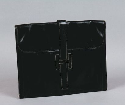 HERMÈS Paris made in France Pochette «Jige» 33 cm en box noir, surpiqûres sellier...