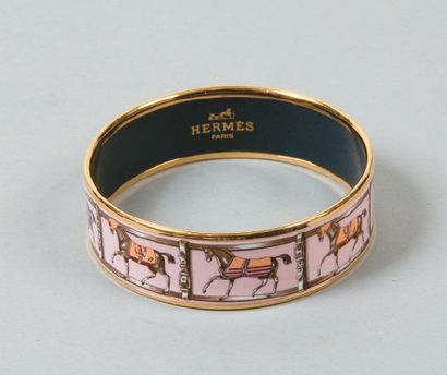 HERMES Paris Bracelet jonc ouvrant en argent émaillé à décor de cheval.