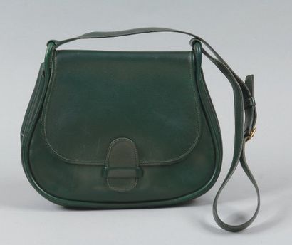 HERMÈS Paris made in France Sac gibecière en box vert, fermoir languette sur rabat,...