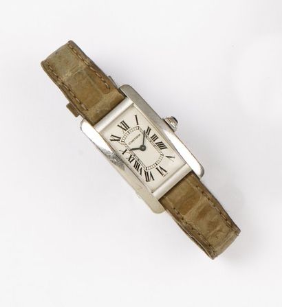 CARTIER «TANK AMERICAINE PETIT MODELE» Montre de poignet en or gris. Cadran blanc...