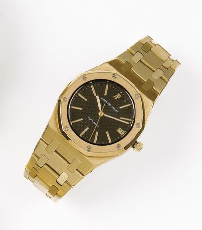 AUDEMARS PIGUET «ROYAL OAK» Bracelet montre en or jaune. Cadran guilloché noir. Date....