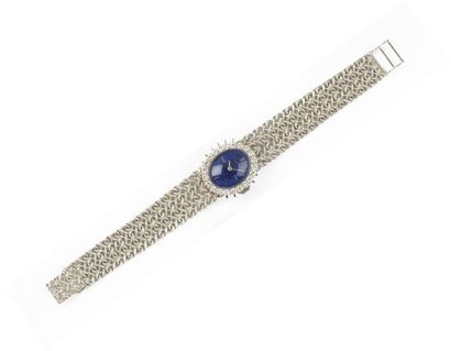 LONGINES Bracelet montre de dame en or gris. Cadran bleu. Lunette diamants. Mouvement...