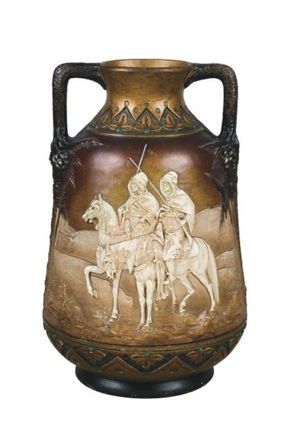 MARESCH, Johann et Ferdinand. Vase à deux anses, en terre cuite peinte en brun, or...