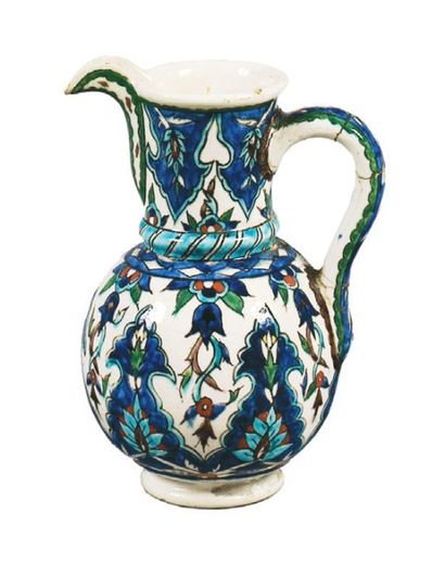null Aiguière à bec verseur en céramique polychrome dans le style ottoman d'Iznik....