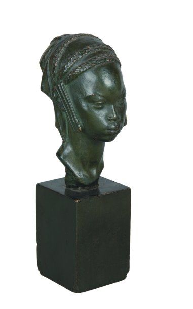 C.GEMELLI (XXème siècle) Tête d'africaine. Epreuve en plâtre, à patine verte bronze,...