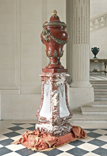 null GRAND VASE couvert sur piédouche en marbre rouge. Riche garniture de bronzes...