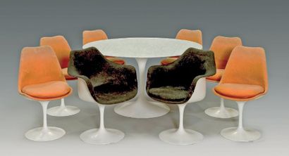 Eero Saarinen (1910-1961) Ensemble de six sièges, deux fauteuils, et d'une table...
