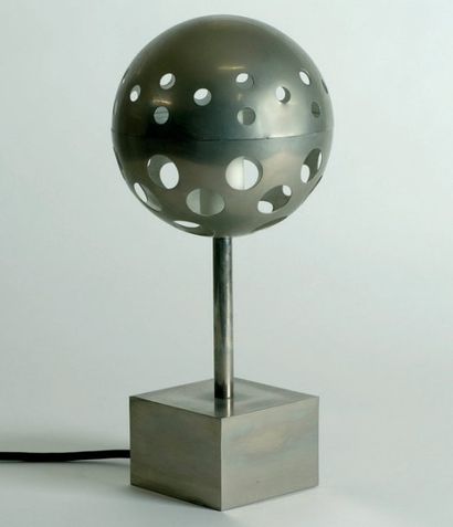 TRAVAIL ITALIEN LAMPE DE TABLE, ANNÉES 1970 Tige sur une base cubique portant une...