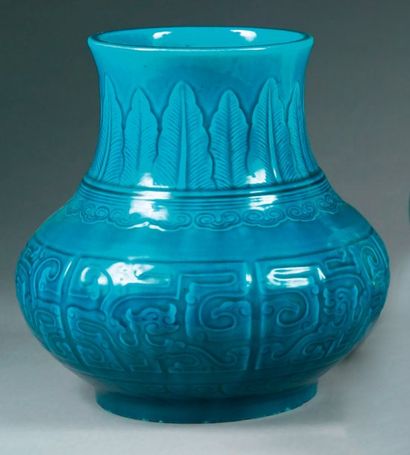 DECK Théodore (1823-1891). *Vase de forme chinoise en faïence fine à corps ovalisé...