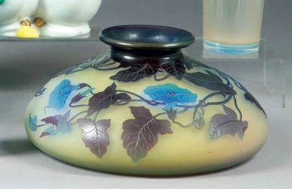 GALLE Emile (1846-1904). Vase rond et plat à col galbé. Epreuve en verre doublé,...