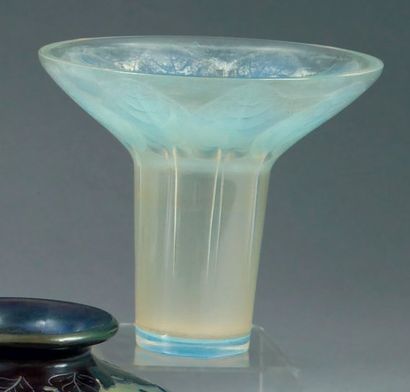 LALIQUE René (1860-1945). *Vase "Violettes" (1921) Epreuve en verre moulé-pressé,...