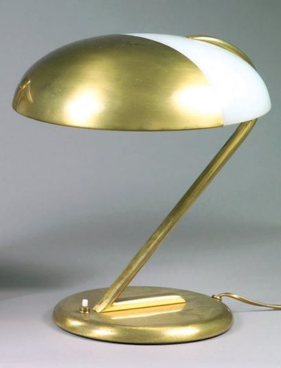 PERZEL Jean (1892-1986). Lampe de bureau à bras fixe incliné sur socle rond et cache...