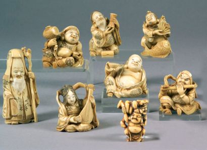 null Lot de sept okimonos en ivoire représentant les sept dieux du bonheur. Japon,...