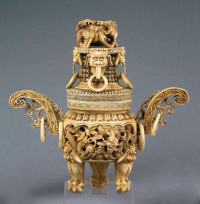 null Brûle parfum tripode couvert en ivoire à décor de lions et dragons. Chine. H...
